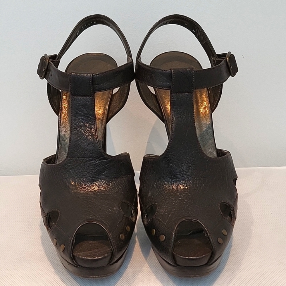 STUART WEITZMAN platform Leather Studded Accents T-Strap Sandals